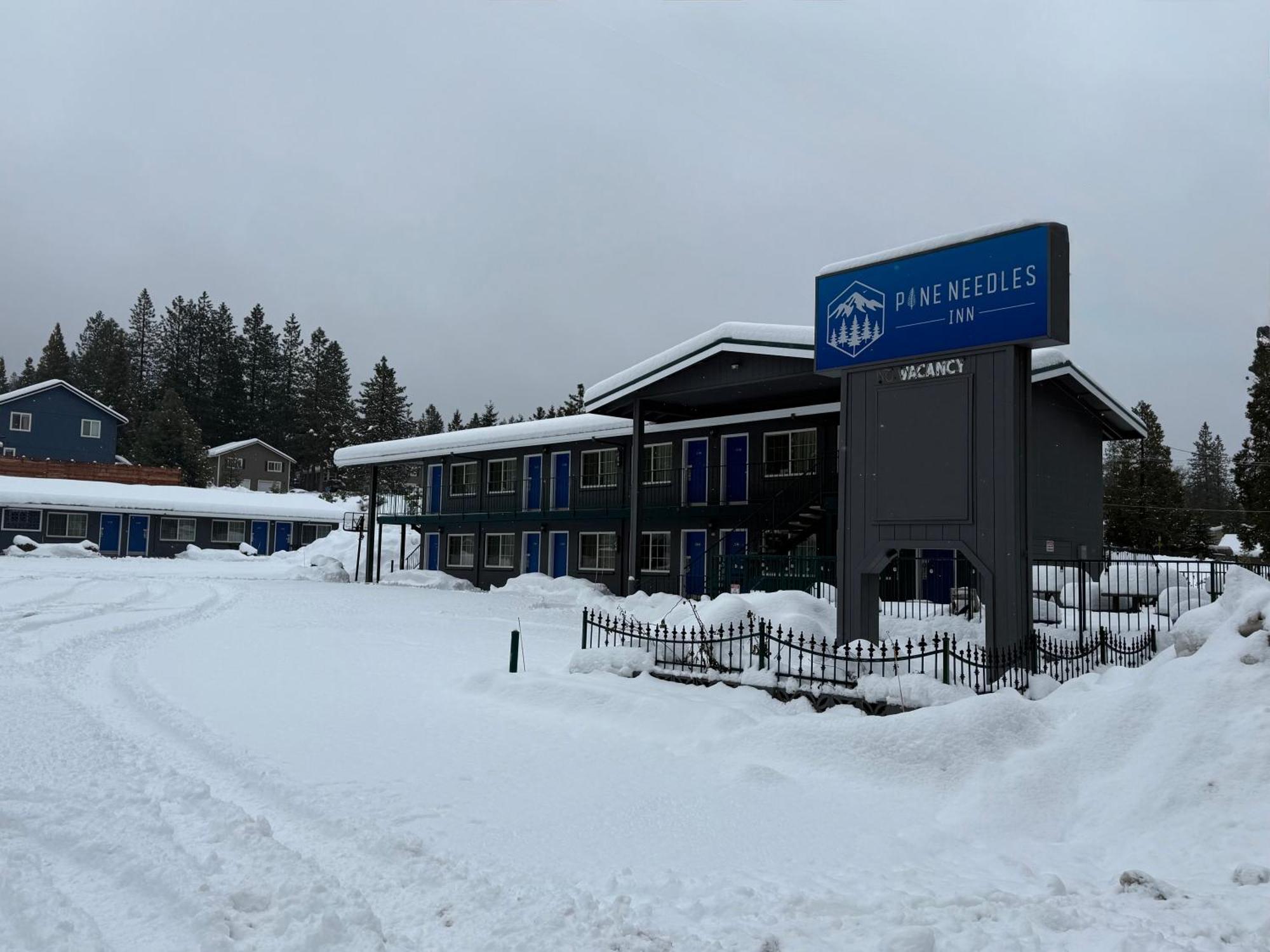 Pine Needles Inn Маунт-Шаста Экстерьер фото