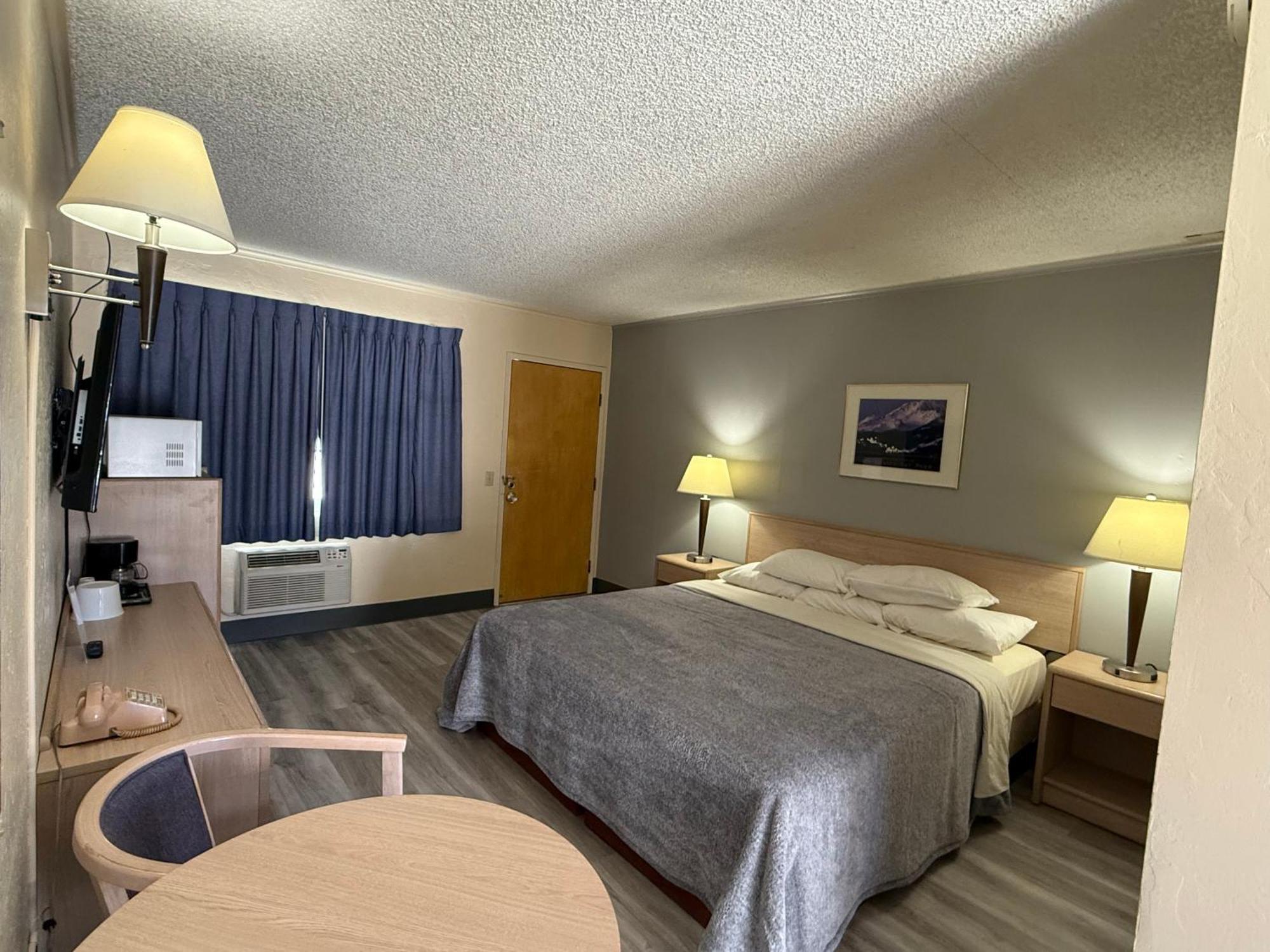Pine Needles Inn Маунт-Шаста Экстерьер фото