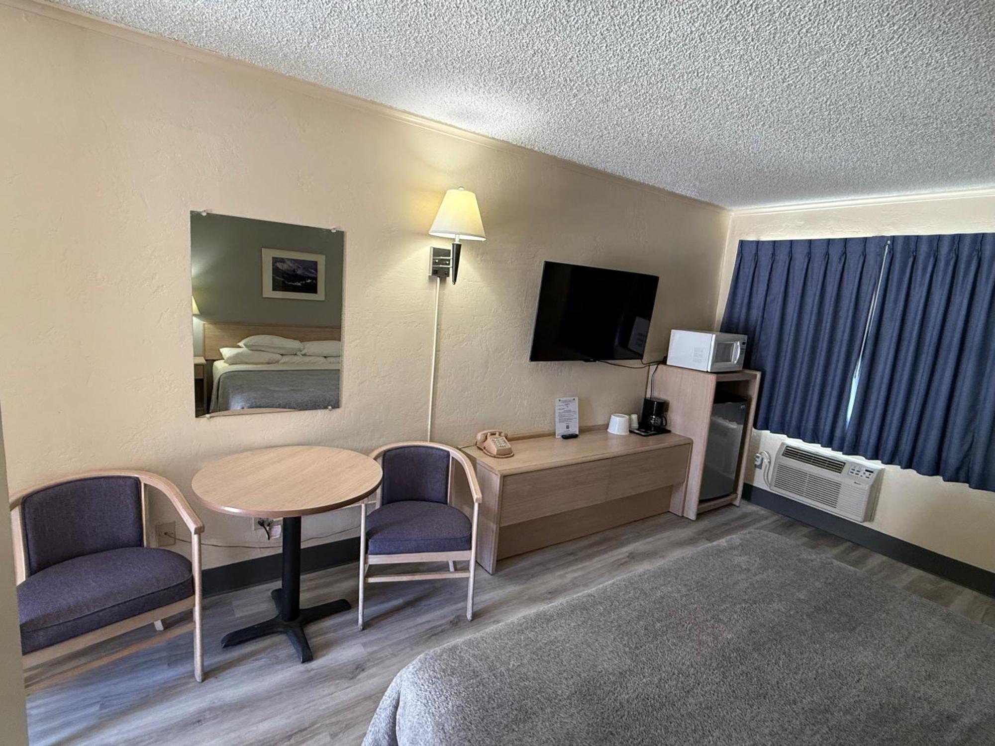 Pine Needles Inn Маунт-Шаста Экстерьер фото