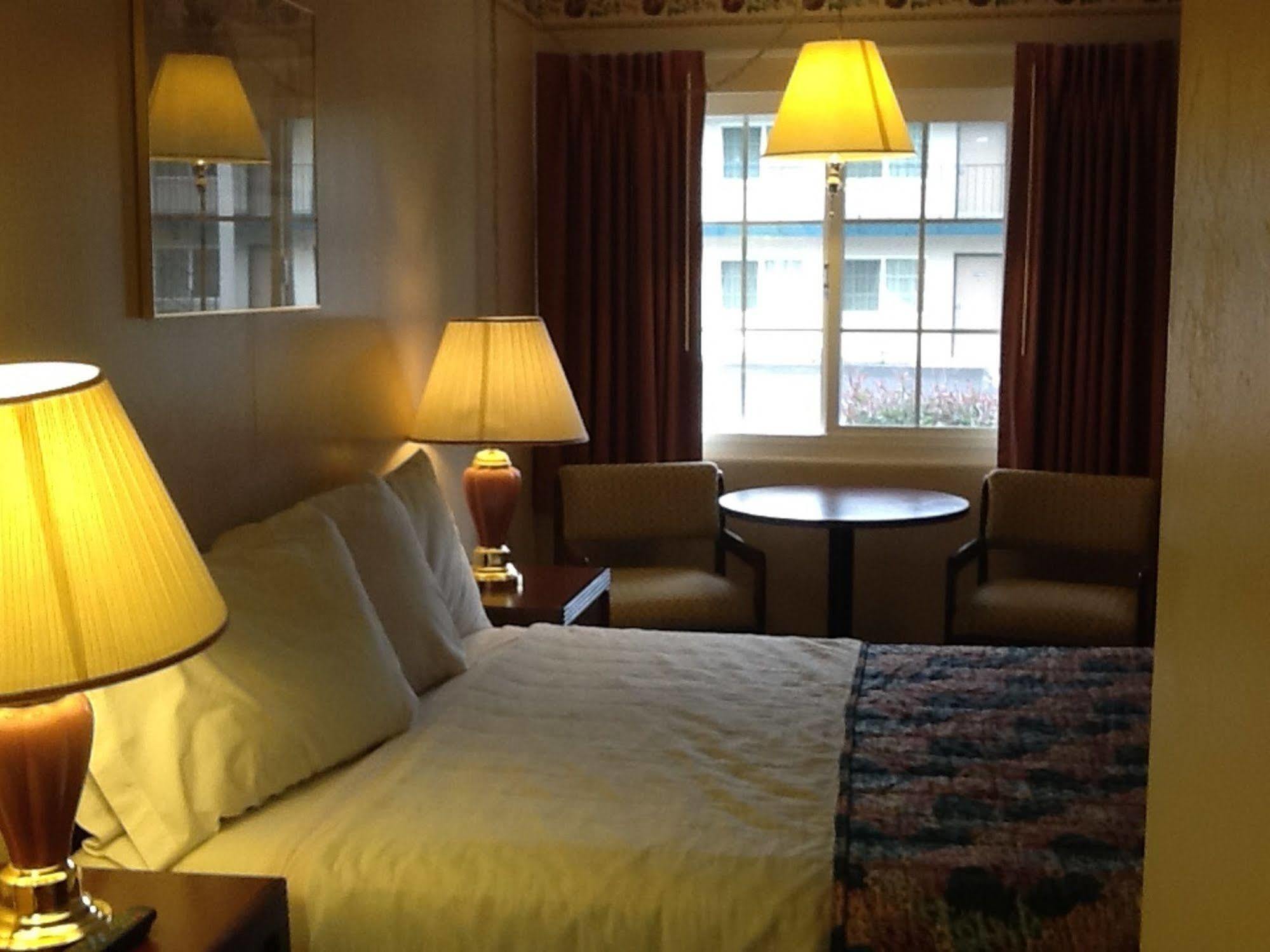 Pine Needles Inn Маунт-Шаста Экстерьер фото