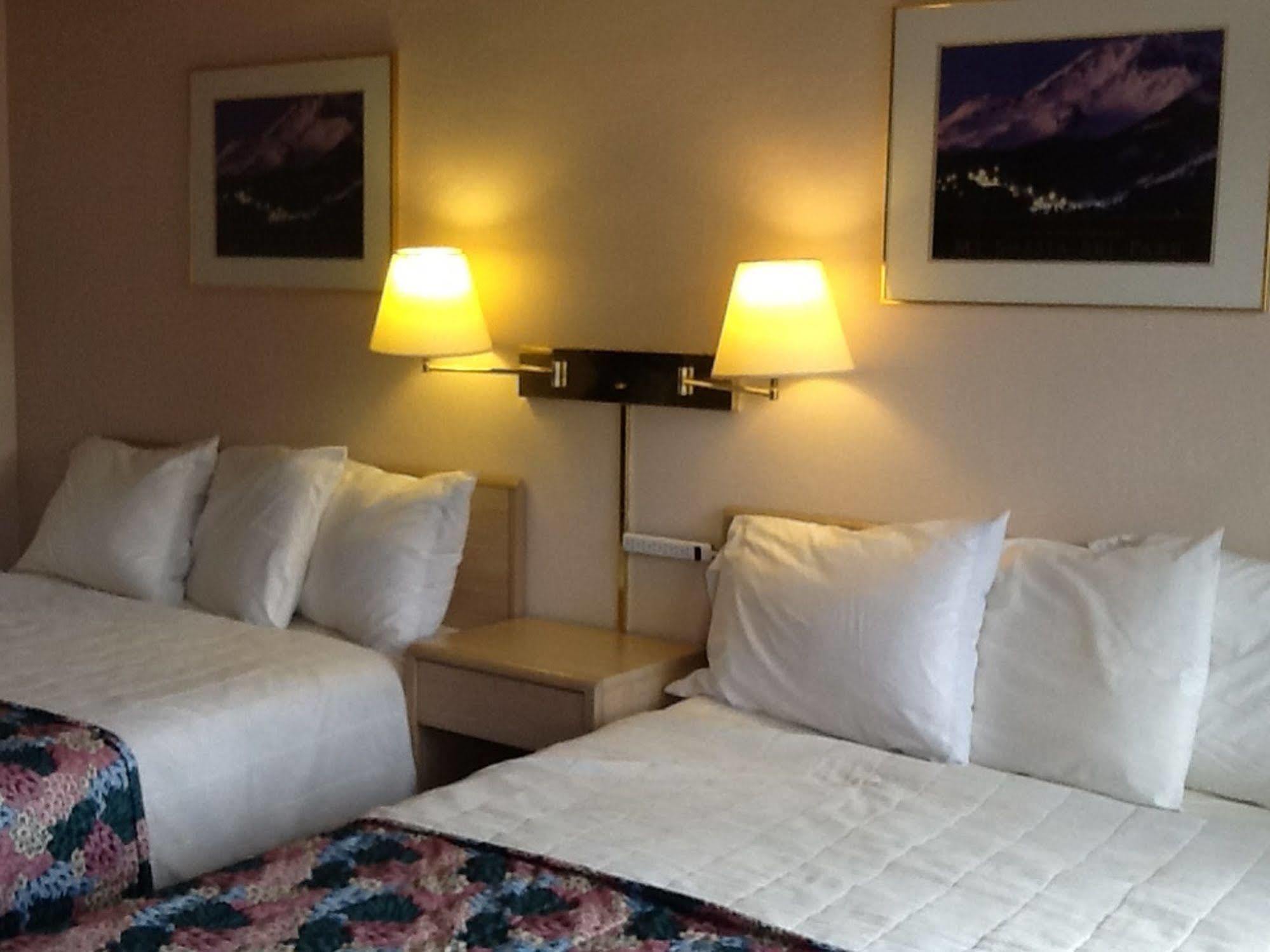 Pine Needles Inn Маунт-Шаста Экстерьер фото