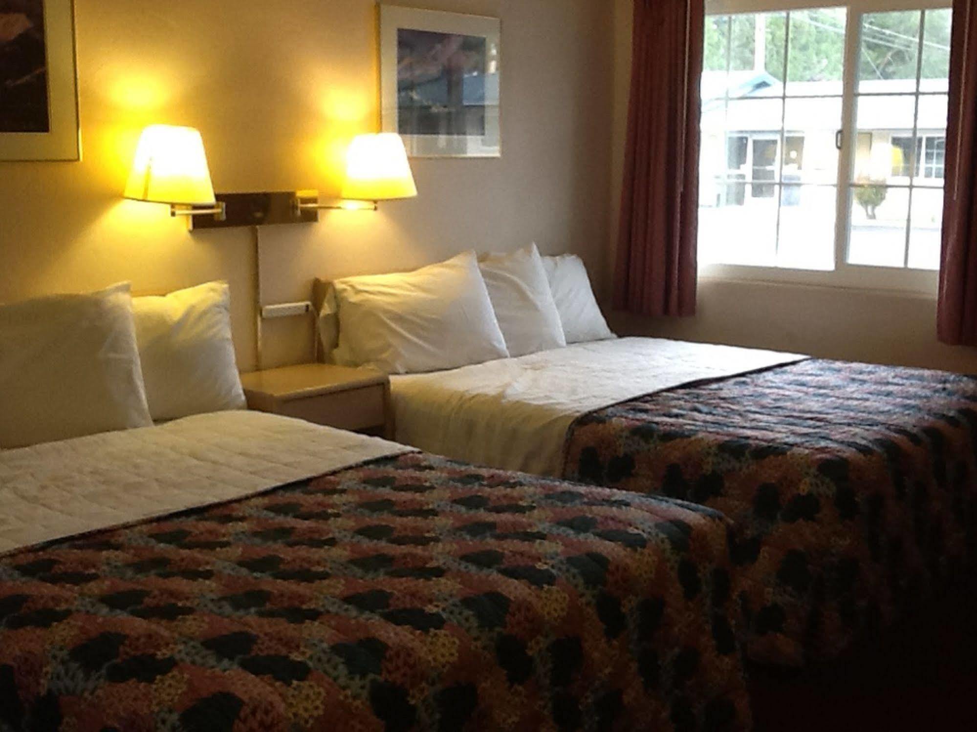 Pine Needles Inn Маунт-Шаста Экстерьер фото