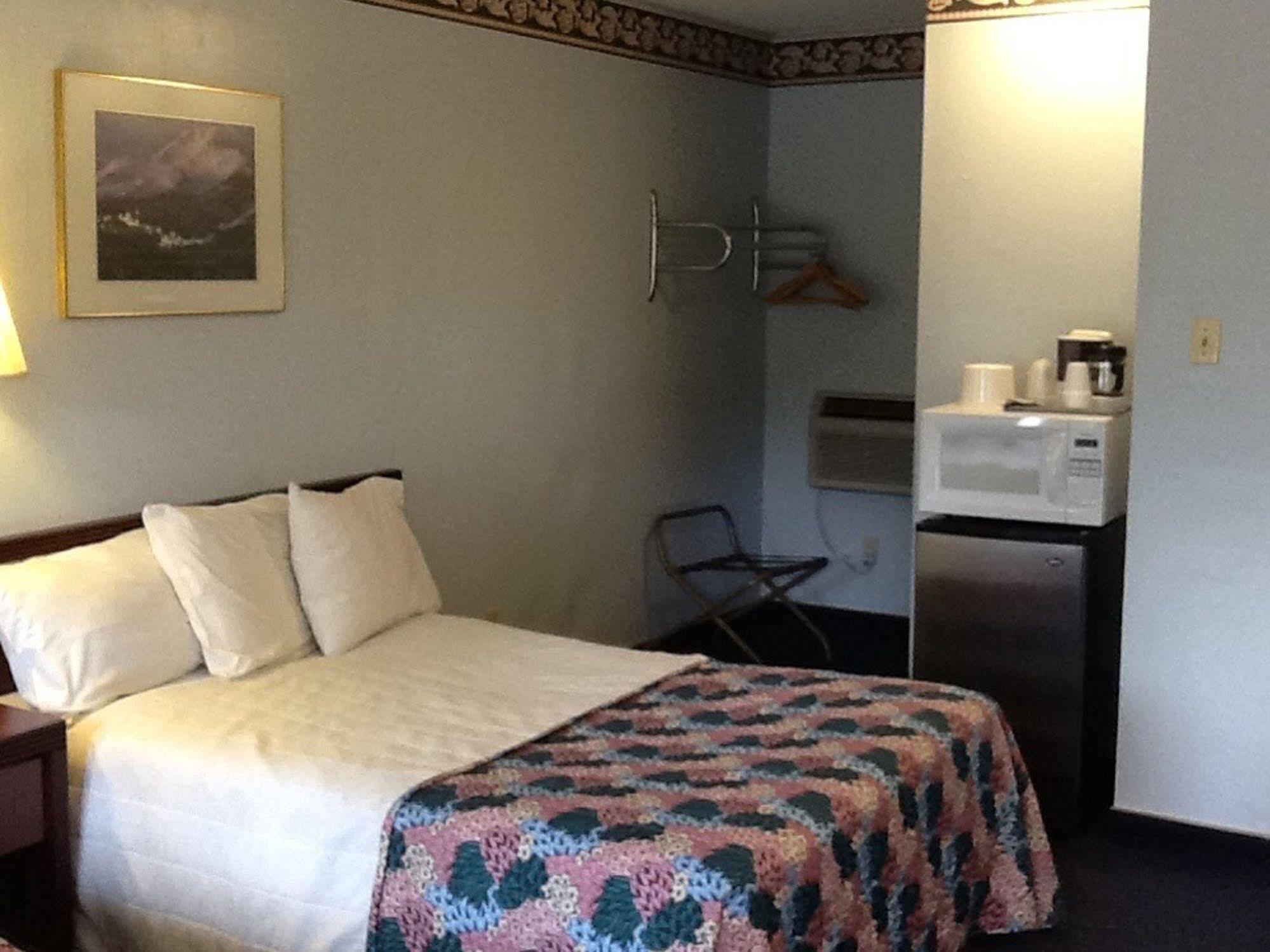 Pine Needles Inn Маунт-Шаста Экстерьер фото